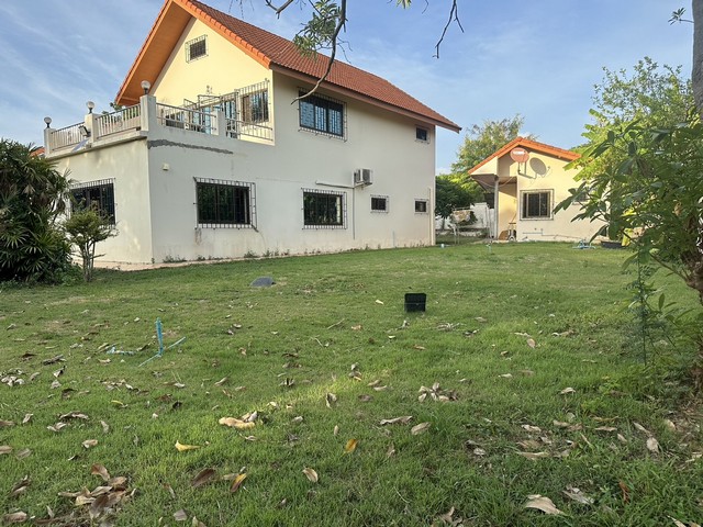 ขายบ้านพร้อมที่ดินใกล้หาดพลาเพียง180เมตร อำเภอบ้านฉาง จังหวัดระยอง เนื้อที่ 2 ไร่ 34 ตารางวา