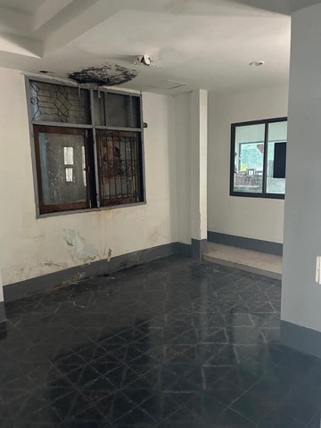 ให้เช่าบ้านเดี่ยว 3 ชั้นหลังหัวมุม 60 ตรว. 5 ห้องนอน โชคชัย 4 ต.รวมโชค เช่าระยะยาวได้ ให้รีโนเวทได้