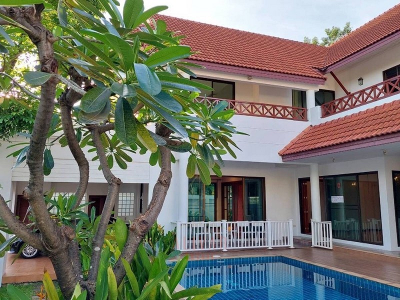 RH013424 Single house with private pool in Soi Soonvijai New Petchburi Road Near Bangkok HospitalRental 160,000 baht/month(minimum contract 1 year)2-storey house with private swimming pool, 4 bedrooms with private bathroom5 bathroomSize 500 Sq.m-Ground floor: 1 bedroom, separate living room, and entrance hall arranged for the dining area. Separate fully equipped kitchen: refrigerator, oven, microwave, gas stove, 2 maid rooms, Thai kitchen.-Second floor: 3 bedrooms with ensuite bathrooms. Large balcony for activities, parking for 2 cars, private swimming pool. and a communal gardenSecurity guards and CCTV 24 hoursNearby places: Bangkok Hospital, French International School, Regent College, Central Plaza Grand Rama 9, easy access to the city centerContact Call: 088-691-4246 Line: @alivar  click https://line.me/R/ti/p/@180acmsuEmail : alivarestate@gmail.com Wechat  : alivar2442บริษัท เอ ลิวาร์ เอสเตท จำกัด A LIVAR ESTATE CO.,LTDรับ