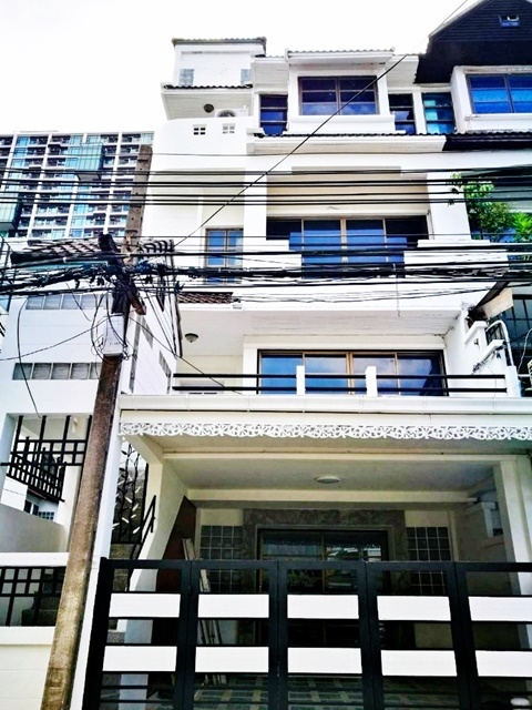  ให้เช่าทาวน์โฮม 4 ชั้น เอ็มสเฟียร์ เอ็มควอเทียร์  MRT เพชรบุรี  ทำเลดี รักสัตว์ 31ตรว. 452ตรม. 4นอน 5น้ำ 4แอร์ จอดรถได้หลายคัน 