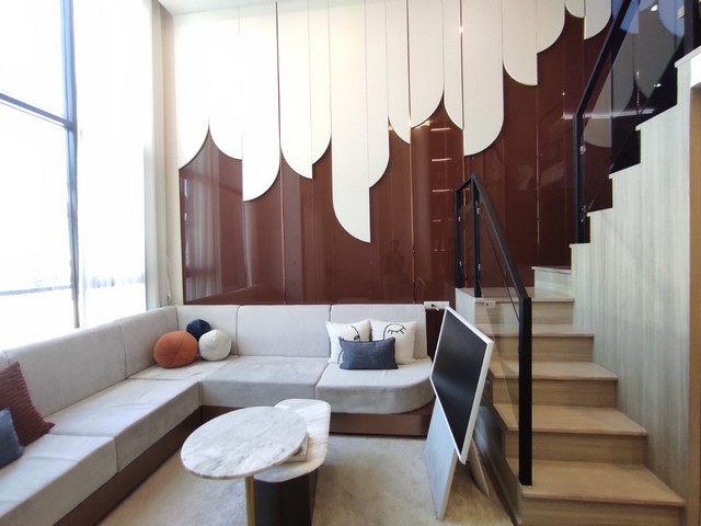 ขายใบจอง Origin Play Bangkhunnon Triple Station- แบบห้อง Duo Space 2 ชั้น- ชั้น 19 วิวแม่น้ำเจ้าพระยา- ขนาด 28.2 ตรม. ใช้สอยจริง 40 ตรม.- ราคาหน้าสัญญา 3,840,000 บาท*ส่วนลดพิเศษ VVIP 310,000 บาท*ราคาจริงเพียง 3,530,000 บาท- ขายใบจอง 60,000 บาท นัดวันเปลี่ยนชื่อได้เลย- จ่ายดาวน์ต่อกับโครงการ กำหนดโอนประมาณ มิ.ย. 2569- เพียง 200 เมตร ถึง MRT บางขุนนนท์- เชื่อมต่อรถไฟฟ้า 3 สาย- ส่วนกลาง กว่า 8 ชั้น- ใกล้ Central ปิ่นเกล้า และ รพ.ศิริราช*****************************สนใ