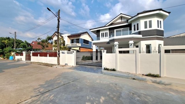 TEL :088-559 5199 คุณเอLine: https://line.me/ti/p/C0eGe0whLXขายบ้านพูลวิลล่า หมู่บ้านสุขเอมการ์เด้นโฮม รีโนเวทใหม่พร้อมอยู่ซอยสุขุมวิทพัทยา 41/1 - พัทยาเหนือขนาดที่ดิน 87 ตารางวาพื้นที่ใช้สอย 242 ตารางเมตร3 ห้องนอน 3 ห้องน้ำ1 ห้องแม่บ้าน (ห้องน้ำในตัว)2 ห้องครัว (ในบ้านและนอกบ้าน)สระว่ายน้ำส่วนตัว ขนาด 3*5 เมตรฟรีเเอร์ ปั๊มน้ำ+เเทงก์น้ำ ปูหญ้ารอบบ้านราคา 7.99 ล้านบาท ( บ้านเปล่าไม่มีเฟอร์นิเจอร์ )ชื่อไท