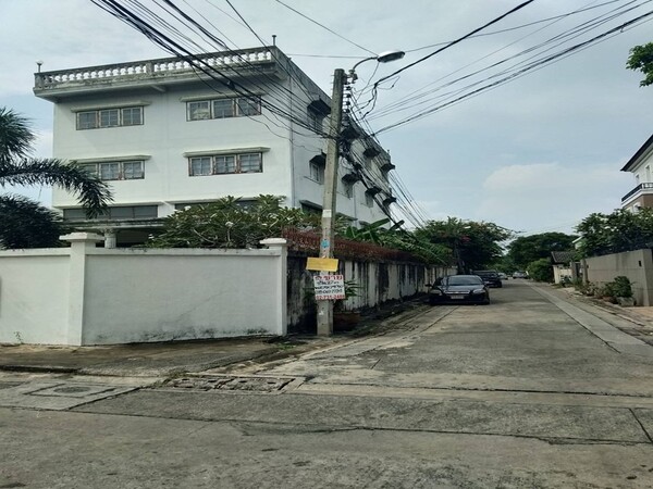 ขายอาคาร 4.5ชั้น ที่ดิน 115 ตร.ว. ติดถนนเมน แปลงหัวมุม ใกล้เซ็นทรัลพระราม2