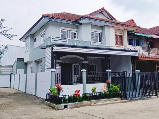 ขายทาวน์เฮาส์ 2 ชั้นห้องริมหลังใหญ่ ม.สิทธิทรัพย์ ลำลูกกาคลอง 7 รีโนเวทใหม่ทั้งหลังสวยน่าอยู่รายละเอียด• เนื้อที่ 26.5 ตารางวา พื้นที่ใช้สอยประมาณ 140 ตารางเมตร• 3 ห้องนอน, 2 ห้องน้ำ, 1 ห้องครัวสไตล์โมเดิร์น, 1 ส่วนรับประทานอาหาร, 1 ส่วนรับแขก จอดรถในบ้าน 1 คัน หน้าบ้านได้ 2 คัน• ถนนในโครงการกว้างขวาง ถนนหน้าโครงการกำลังขยายเป็นถนนใหญ่ 4 เลนมีเกาะกลาง• เป็นทาวน์เฮาส์ห