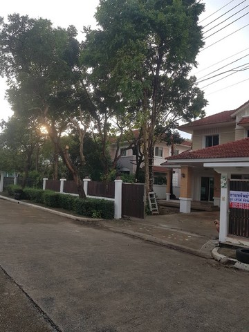 ขายบ้านเดี่ยว 97 ตร.วา ราคาขายขาดทุน 5,200,000 บาท ค่าใช้จ่ายวันโอนทั้งหมดคนละครึ่งหรือให้เช่า 18,000 บาท/เดือน  มบ. มณีรินทร์ เลค แอนด์ ปาร์ค ถนน 345 ต.บางคูวัด อ.เมือง จ.ปทุมธานี สนใจโทร  0968821857โปรพิเศษสุด  สามารถซื้อแบบผ่อนเจ้าของได้ขายบ้านเดี่ยว 2 ชั้น เนื้อที่ 97 ตร.ว. มี 3 ห้องนอน 3 ห้องน้ำ 5,200,000 บาท หรือให้เช่า 18,000 บาทต่อเดือน มบ. มณีรินทร์ เลค แอนด์ ปาร์ค อยู่ในเครือ แลนด์แอนด์เฮ้า