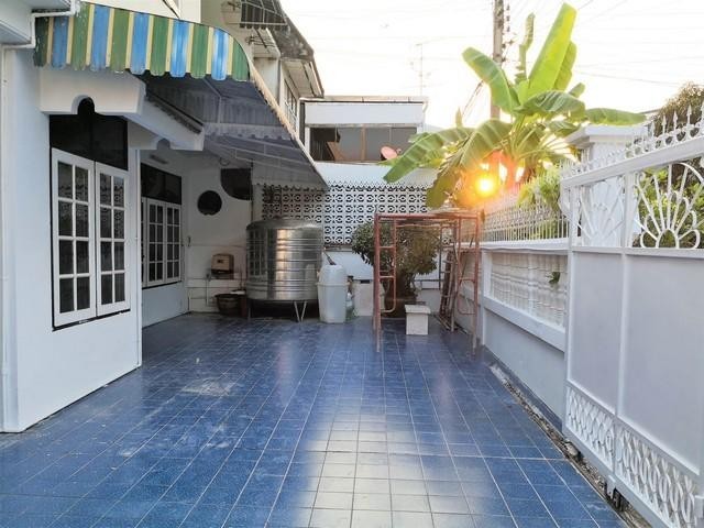 PO276 ให้เช่า ทาวน์โฮม โชคชัย 4 ซอย 53 เข้าซอยไม่ลึก เดินทางสะดวก 41 ตรว. 4 ห้องนอน เขตลาดพร้าว