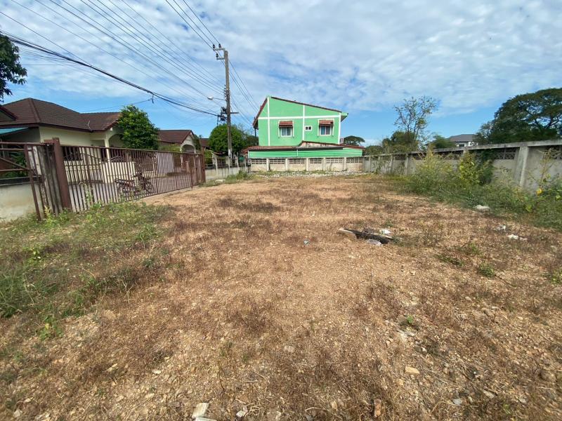 ขายที่ดินเหมาะสร้างบ้าน​ เจ้าของขายเอง แขวงทรายกองดินใต้ เขตคลองสามวา กรุงเทพมหานครที่ตั้ง : แขวงทรายกองดินใต้ เขตคลองสามวา กรุงเทพมหานคร 10510https://maps.app.goo.gl/QNKgLx3VgbjrUYSD6รายละเอียดขายที่ดิน ถมแล้ว + รั้ว + ประตูซ.ประชาร่วมใจ 51 (คู้ซ้าย มีนบุรี - หนองจอก)ที่ดิน 100 ตร.ว.- หน้ากว้าง 32 ม.- ลึก 12 ม.- พร้อมรั้วรอบและประตู- ที่ดินอยู่ในซอยหมู่บ้าน (ปากซอย 100 ม.)- ใกล้บริเวณชุมชน อยู่อาศัย- มีต