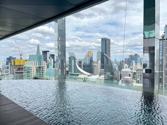 รหัสทรัพย์ 4326คอนโด Q ชิดลม-เพชรบุรี ถูกที่สุดในโครงการ BTS สถานีชิดลมที่ตั้ง : ถนนเพชรบุรี  แขวงทุ่งพญาไท  เขตราชเทวี  กรุงเทพฯ 10400รายละเอียดทรัพย์ :- คอนโด High Rise ใจกลางเมือง 43 ชั้น- ขนาด 47.10 ตารางเมตร อยู่ชั้น 16- 1 ห้องนอน 1 ห้องน้ำ 1 ห้องรับแขก 1 ครัว - ห้องตกแต่งพร้อมเฟอร์นิเจอร์ พร้อมเครื่องใช้ไฟฟ้า วิวเมือง - ถูกที่สุดในโครงการสิ่งอำนวยความสะดวก : - ระบบรักษาความปลอดภัย 24 ช