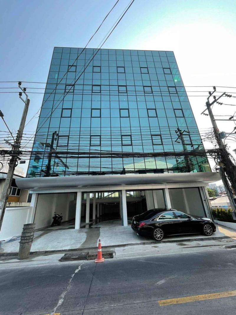 ขาย/เช่าตึกลาดพร้าว 87  อาคารพาณิชย์ 6 ชั้น  มีลิฟตัวใหญ่ 1 ตัว ทำเลดีมาก อยู่ติดถนนเดินทางสะดวกพิกัด :   https://maps.app.goo.gl/w6Y791iL3Ch1U3HM9ที่ตั้ง  :  เลขที่ 56/1 ซอย ลาดพร้าว 87 แขวงคลองเจ้าคุณสิงห์ เขตวังทองหลาง กรุงเทพมหานคร 10310 ขนาดพื้นที่ :  ที่ดิน 100 ตร.ว รายละเอียด :  อาคาพาณิชย์ 6 ชั้น  พื้นที่ใช้ประมาน 1700 ตรม. มีลิฟตัวใหญ่ 1 ตัว(ยี่ห้อมิตซู) มีประตูออโต้ทางขึ้นตึก 1 ตัว มีประตูออโต้บานใหญ่เล