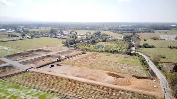 โซนสันกำแพง ที่ดินเปล่าแบ่งขาย 650,000 บาท แม่ปูคา ที่ถมแล้ว วิวเขา ล้อมรอบด้วยทุ่งนา ติดถนนทางหลวงชนบท ใกล้ชุมชน