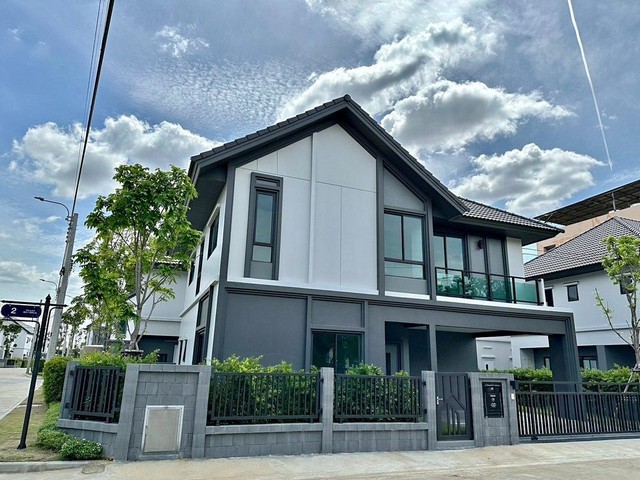 AHT375ขายบ้านเดี่ยว2 ชั้น  โครงการ Grand Britania Nonthaburi Station บ้านสไตล์อังกฤษ ใกล้ถนนรัตนาธิเบศร์ รถไฟฟ้าสายสีม่วง สถานีแยกนนทบุรี 1 เนื้อที่ 64 ตร.วา พื้นที่ใช้สอย 235 ตรม.4 ห้องนอน · 4 ห้องน้ำ 2 ที่จอดรถสนใจติดต่อคุณเจี๊ยบ 092-851-6969Line:keti2522ราคาขาย 16.2 ล้านบาทที่ตั้งซอยนนทบุรี 20 ถนนเลี่ยงเมืองนนทบุรี ต.บางกระสอ อ.เมืองนนทบุรี จ.นนทบุรีขายบ้านเดี่ยว โครงการ Grand Britania Nonthaburi Station บ้านสไตล์อังกฤษ Modern Luxury English 