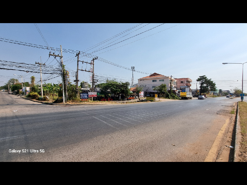 ขายที่ดิน กลางเมืองขอนแก่น ทำเลสุดปังโดดเด่น ศูนย์กลางเดินทางสะดวกถนนกลางเมือง ถนนมิตรภาพ  ถนนเทพดำเนิน ถนนเลี่ยงเมืองขอนแก่นที่ดินรูปสี่เหลี่ยมผืนผ้า หน้ากว้าง 44 เมตร ลึก 42 เมตรเนื้อที่ 1ไร่ 41.10ตารางวา– ติดแหล่งชุมชน สถานศึกษา– ที่ดินติดถนนคอนกรีต ฝั่ง2  ด้านหน้าติดถนนกลางเมืองหันหน้าทิศตะวันตกและด้านข้างติดถนนเทพดำเนินหันหน้าทิศเหนือ– รูปแปลงสวยสี