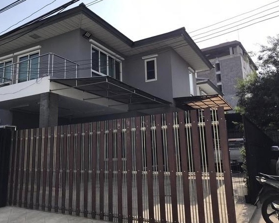 ให้เช่าบ้านเดี่ยว ใกล้ โรงเรียนบดินเดชา1 ถนนอินทราภรณ์ วังทองหลาง มี 5 ห้องนอน 6 ห้องน้ำ