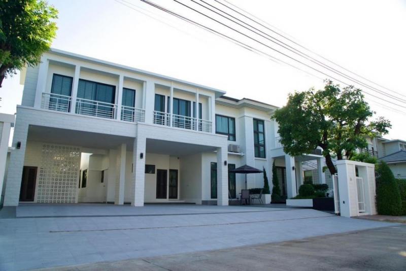 บ้านหรูเนื้อที่ 130 ตรว. ???????? 525 ตรม.ปล่อยเช่าสนามบินสุวรรณภูมิ เพียง 5 นาที ( ใกล้จัด )????️ โรบินสัน ลาดกระบัง เพียง 1 นาที???? Pasio ลาดกระบัง เพียง 1 นาที????แม๊คโคร ลาดกระบัง เพียง 2 นาที???? The Vibe เพียง 2 นาที???? โรงแรม Courtyard by Marriott เพียง 2 นาทีหมู่บ้าน Perfect Master Piece ชั้น 1 1 ห้องครัวไทย1 ห้องครัวฝรั่ง บาร์ 1 ห้องซักรีด 2 ห้องน้ำ1 ห้องแม่บ้าน2 ห้องโถงใหญ่1 ห้องทำงาน หรือห้องนอนชั้น 2 4 ห้องนอน 3 ห้องน้ำ1 ห้อง