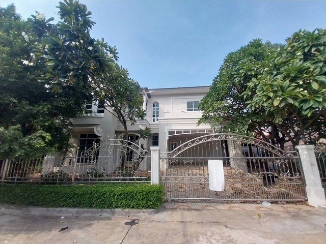   รายละเอียดเพิ่มเติม Code ID : PKK02-01197  ราคาขาย 9,520,000  บาท- ขนาดพื้นที่ :   121.60 ตร.ว.- พื้นที่ใช้สอย :   -- จำนวนห้อง :   3 ห้องนอน 4 ห้องน้ำ - ที่จอดรถ :   2   คัน- บ้านหันทางทิศ : - พิกัดทรัพย์ : https://maps.app.goo.gl/fjMQU3QHRwezme1Y9    สถานที่ใกล้เคียง- ใกล้ท็อปส์ สาขา เดอะโฟร์ท สายสี่- ใกล้ซีเจ ซูเปอร์มาร์เก็ต สาขานครชื่นชุ่ม - ใกล้ โลตัส โกเฟรช ซูเปอร์มาร์เก็ต พุทธมณฑลสาย 4  - ใกล้โรงพยาบาลกายภาพบำบัดด๊อกเตอร์เฮลท์ อิ�