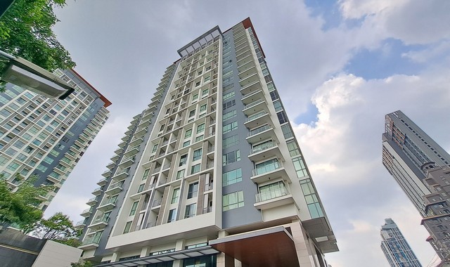   รายละเอียดเพิ่มเติม Code ID : PKK05-00790  ราคาขาย 5,300,000  บาท- ขนาดพื้นที่ :   45.02 ตร.ม.- พื้นที่ใช้สอย :   -- จำนวนห้อง :   1 ห้องนอน 1 ห้องน้ำ - ชั้นที่ : 10- อาคาร : 1 พิกัดทรัพย์ : https://maps.app.goo.gl/zpfAxMjDgACgpnvS9    สถานที่ใกล้เคียง- ใกล้สถานีรถไฟ้ฟา ปุณณวิถี - ใกล้ โรงพยาบาลรวมใจรักษ์ @สุขุมวิท 62 - ใกล้วันโอวัน ทรูดิจิทัลพาร์ค- ใกล้บริษัท ไทคูณ เมดิคอล จำกัด สอบถามเพิ่มเติม/นัดชมโทร. 097-419-5982(พลอย)โทร. 096-932-4624(ออมสิน)Line : @panaya (ม�