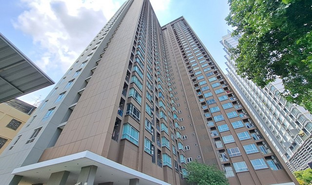   รายละเอียดเพิ่มเติม Code ID : PKK05-00830  ราคาขาย  2,460,000 บาท- ขนาดพื้นที่ :   30.06 ตร.ม.- พื้นที่ใช้สอย :   -- จำนวนห้อง :   1 ห้องนอน 1 ห้องน้ำ - ชั้นที่ : 19- อาคาร : A  พิกัดทรัพย์ : https://maps.app.goo.gl/ULDcCBWpncr9SSYc9    สถานที่ใกล้เคียง- ใกล้สถานีรถไฟฟ้า ตลาดพลู- ใกล้โรงพยาบาลรัชดา-ท่าพระ  - ใกล้แม็คโดนัลด์- ใกล้ เชสเตอร์กริลล์ สอบถามเพิ่มเติม/นัดชมโทร. 097-419-5982(พลอย)โทร. 096-932-4624(ออมสิน)Line : @panaya (มี@ด้านหน้า)ปรึกษาสินเชื่อฟรี One Stop Servi