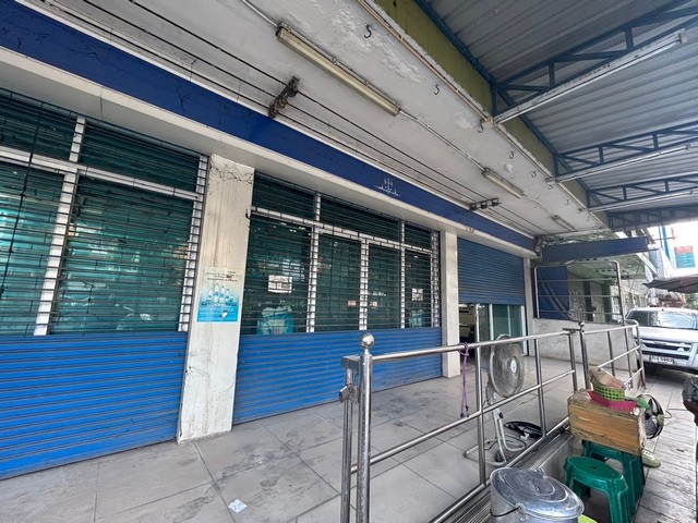 ขายตึก 3 คูหา ติดถนน 6 เลน เพชรเกษม 81/6พื้นที่ 54 ตารางวา 4 ชั้นครึ่งราคาขาย 30 ล้านสถานที่ใกล้เคียง1. ติดถนนเพชรเกษม2. แม็คโคร อ้อมน้อย สมุทรสาคร3. ดูโฮม เพชรเกษม4. บิ๊กซี เอ็กซ์ตร้า เพชรเกษม 25. ตลาดสดเก้าแสนที่ตั้ง เพชรเกษม 81/6 แขวงหนองค้างพลู เขตหนองแขม กรุงเทพมหานคร--------------------------------------------------------สนใจชมบ้านหรือขอข้อมูลเพิ่มเติมได้ที่คุณเอียดTel. 081-815-5028Line. 081-815-5028