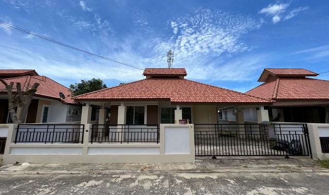   รายละเอียดเพิ่มเติม Code ID : PKK02-00997  ราคาขาย  2,300,000 บาท- ขนาดพื้นที่ :   50.90 ตร.ว.- พื้นที่ใช้สอย :   -- จำนวนห้อง :  3 ห้องนอน 2 ห้องน้ำ  - ที่จอดรถ :    1   คัน- บ้านหันทางทิศ : - พิกัดทรัพย์ : https://maps.app.goo.gl/JVMFYBsEkeFXnbQM6    สถานที่ใกล้เคียง- ใกล้เมกาโฮม สาขาบ้านฉาง จังหวัดระยอง- ใกล้โรงพยาบาลบ้านฉาง - ใกล้ซีเจ ซูเปอร์มาร์เก็ต สาขาพลา- ใกล้โลตัส โก เฟรช บ้านฉาง-ระยอง   สอบถามเพิ่มเติม/นัดชมโทร. 097-419-5982(พลอย)โทร. 096-932