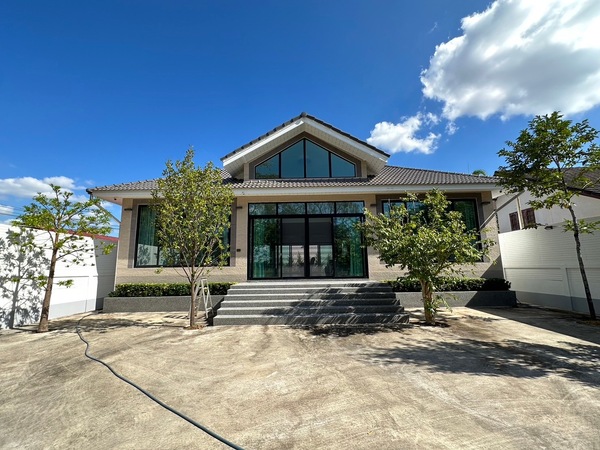  List : M5715 บ้านเดี่ยวชั้นเดียว ตกแต่งสวยมากตั้งอยู่บนที่ดิน 108 ตร.ว มีพื้นที่ใช้สอย 145 ตร.มบ้านแบ่งโซนเป็นสัดส่วน 2 ห้องนอน 2 ห้องน้ำ เป็นห้องน้ำในห้องนอนและหนึ่งห้องมีประตูเปิดจากโถงได้เป็นบ้านปลูกสร้างใช้วัสดุอุปกรณ์ที่ดีมาก งานโครงสร้างฐานรากลงเสาเข็ม 7.30 ม. พื้นคอนกรีตด้านล่างสานเหล็กปูพลาสติกเหล็กตะแกรง พื้นคอนกรีตด้านบน เพิ่มขนาดเหล็กและเพิ่มความแข็ง