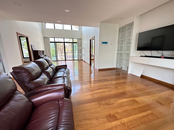 ขายบ้านเดี่ยวชั้นเดียว บ้านสวยมาก วิวสนามกอล์ฟ หน้าค่ายเจ้าพระยาสุรวงศ์ฯ ร.13 พัน 2 ตำบลหมูม่น อำเภอเมืองอุดร จังหวัดอุดรธานี