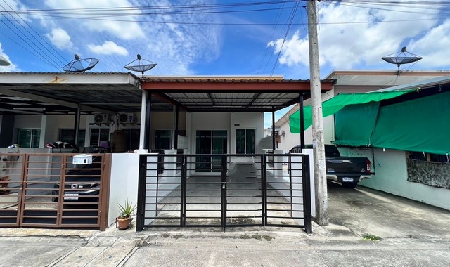   รายละเอียดเพิ่มเติม Code ID :  PKK03-01043 ราคาขาย   1,200,000 บาท- ขนาดพื้นที่ :   17.00 ตร.ว.- พื้นที่ใช้สอย :   -- จำนวนห้อง :   2 ห้องนอน 1 ห้องน้ำ - ที่จอดรถ :    1   คัน- บ้านหันทางทิศ : - พิกัดทรัพย์ :  https://maps.app.goo.gl/2CuLGjNwyzFVN55B9    สถานที่ใกล้เคียง- ใกล้โลตัส โก เฟรช ตลาดลุงอ้วน- ใกล้บิ๊กซี ซอยสุพรรณ - ใกล้โลตัส โก เฟรช ปากซอยสุพรรณ ปลวกแดง- ใกล้ซีเจ ซูเปอร์มาร์เก็ต สาขาวังตาผิน  สอบถามเพิ่มเติม/นัดชมโทร. 097-419-5982(พลอย)โท