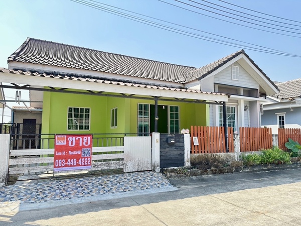  List : M8494  รายละเอียดทรัพย์บ้านเดี่ยวชั้นเดียว อยู่ในโครงการโครงการ The Iris @ Spring City (ดิ ไอริส @ สปริง ซิตี้ )สร้างอยู่พื้นที่ดิน 53 ตร.วมีพื้นที่ใช้สอย 113 ตร.ม  ตัวบ้านประกอบด้วย  3 ห้องนอน 2 ห้องน้ำ (ห้องน้ำแยกเปียก/แห้งและส่วนตัวในห้องนอนใหญ่)    มีห้องโถงส่วนกลางที่กว้างและห้องครัวด้านหลังต่อเติมห้องเก็บของด้านข้าง จอดรถในบ้านได้ 1 คัน ต่อเติมหลังคาโรงจอดรถและปูกระเบื้อ