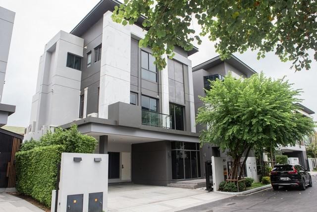 HS353 ขายหรือให้เช่าบ้านเดี่ยววิลล่า 3 ชั้น The Gentry เอกมัย-ลาดพร้าว ใกล้ เลียบด่วนเอกมัย-รามอินทราติดต่อ : - คุณสราวุฒิ Tel. 0994108945   Line : 0994108945  ราคาเช่า 199,000 บาท/เดือนราคาขาย 39,990,000 บาทบ้านเดี่ยววิลล่า 3 ชั้น The Gentry เอกมัย-ลาดพร้าวขนาดที่ดิน 58 ตรว.พื้นที่ใช้สอย 372 ตรม.3 ห้องนอน4 ห้องน้ำ- ตกแต่งสไตล์ Modern Luxury ใหม่ทั้งหลัง- เพิ่มความหรูหราด้วยห้องรับแขกแบบ Double Volume พร้อมแชนเดอเรีย ขนาดใหญ่- ห้องนอน