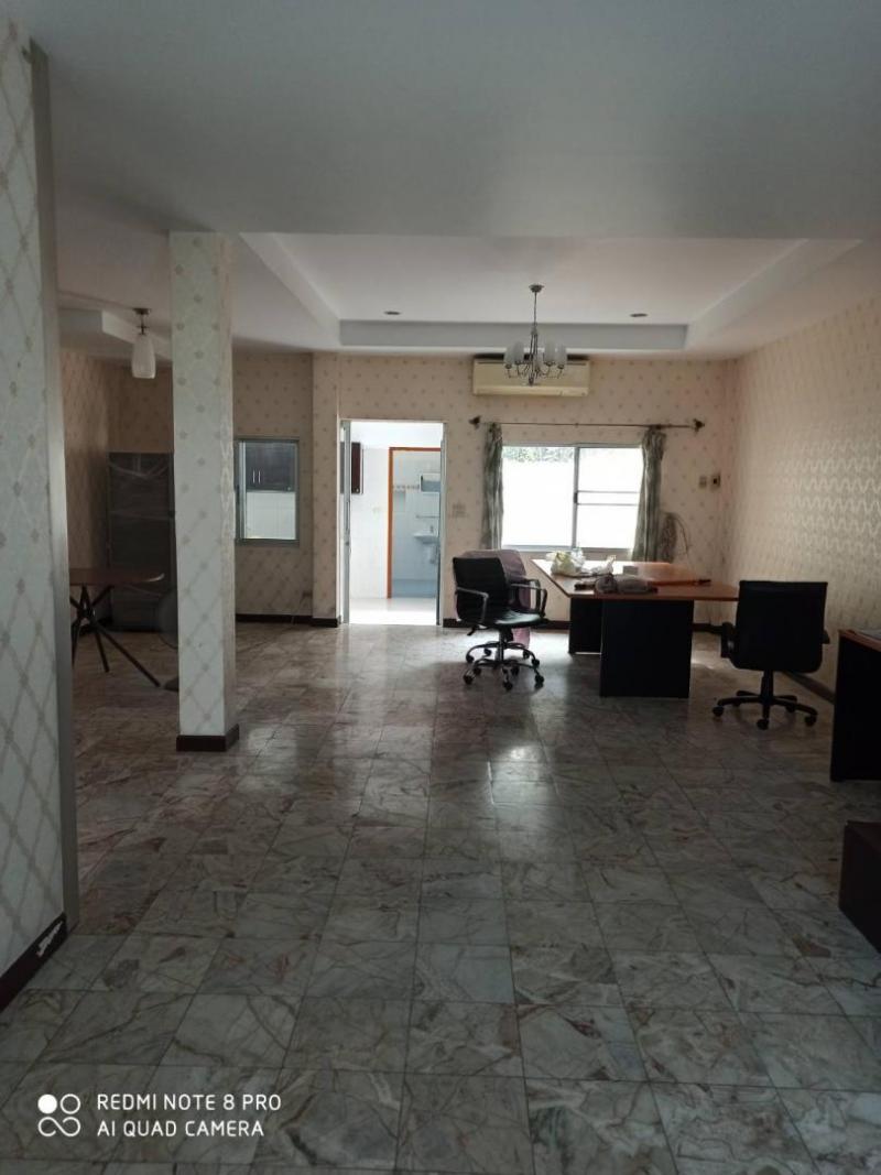 ให้เช่าทาวน์โฮม 3 ชั้น 32 ตรว. ลาดพร้าว 84 ประดิษฐ์มนูธรรม 5 ขนาด 32 ตารางวา 4 ห้องนอน 3 ห้องน้ำ แอร์ 6 ตัว จอดรถได้ 2 คัน ใกล้ MRT