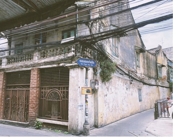 HR1001 ให้เช่าบ้าน2ชั้น จีนโบราณ เจริญกรุง 22 ตลาดน้อย  ขนาด86 ตรว. ใกล้เยาวราช ราคาเช่า 350,000 บาท/ เดือนบ้านยุคใกล้เคียงกับล้ง 1919สร้างเต็มพื้นที่ มีทั้งบ้านปูนแบบเก๋งจีนยุค ร.3 และบ้านไม้ในยุคร.5 รถเข้าถึง อยู่ในพื้นที่ชุมชน หาไม่ได้อีกแล้ว บ้านยุคใกล้เคียงกับล้ง 1919 แต่อยู่ฝั่งพระนคร ใกล้ห้าง river cityอาคารจีนโบราณ เฟ้นหาผู้เช่าที่รักในสถาปัตยกรรมแบบโบราณเป็นบ้านอายุ 200 