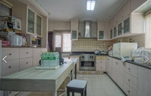 ขายบ้านเดี่ยว4ห้องนอน 5ห้องน้ำ 2 ชั้น  เนื้อที่  101 ตารางวา พื้นที่ใช้สอยประมาณ 580 ตร.ม . ติดถนนพุทธมณฑล สาย 1  หมู่บ้านมหาดไทย 1