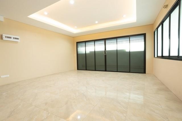 WAN420ให้เช่าตึกทาวน์โฮม 3 ชั้น ทำออฟฟิศ จดทะเบียนบนทำเลที่ดีที่สุดหัวมุมสี่แยกซอยรามอินทรา 19 ติด BTS รถไฟฟ้าสีชมพู