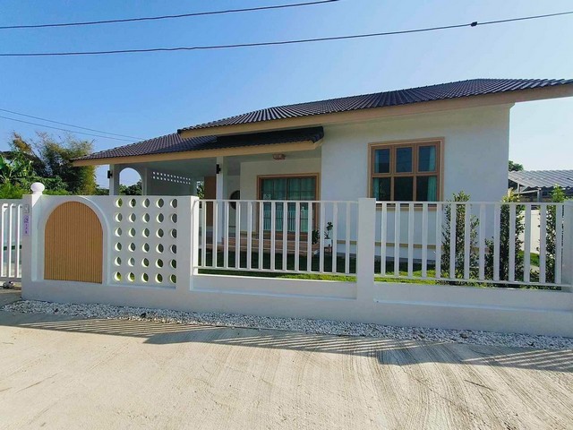 Contact: 062-9434025Line ID : 062-0481866เปิดจอง บ้านสารภี ฟรีโอน มินิมอล มูจิบ้านกู่แดง ต.หนองแฝก อ.สารภี จ.เชียงใหม่บรรยากาศเงียบสงบ บ้านสวนร่มรื่น เข้าเมืองเพียง 15 -20 นาทีราคา 2.29 ล้านเนื้อที่ 61.8 ตร.ว.- 3 ห้องนอน- 2 ห้องน้ำ - 2 ที่จอดรถในบ้าน- 1ครัวพื้นที่ใช้สอยรวมโรงรถ มากกว่า 120 ตารางเมตรวัสดุเกรดดีทั้งหลัง ปูฉนวนกันความร้อนใต้หลังคา วางท่อน้ำยาปลวก ใช้สีกึ่งเงา เกรด10ปี เช็ดล้างได้แถมฟรี- 