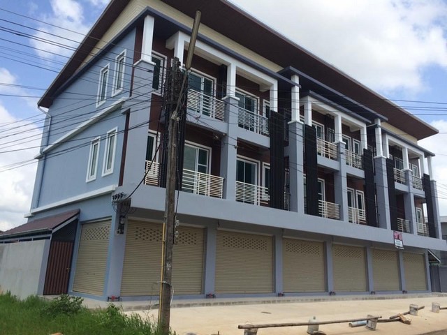 สนใจติดต่อ: โดม รัชดา โทร: 065-586-9872ไลน์ไอดี: giantmw หรือ @yem0202n.ขายอาคารพาณิชย์ 3 ชั้น (22.3 ตร.ว. หรือ 260 ตร.ม.) หลังเมกาโฮม แม่สอด, จ.ตาก, ราคาขาย 3,499,999 บาท (13,462 บาท/ตร.ม.).ชื่อโครงการ: ขายอาคารพาณิชย์ 3 ชั้น (ห้องมุม) เหมาะสำหรับใช้ทำเป็น ทำออฟฟิศ & ทำบ้านพักพนักงาน (อยู่ใกล้ชุมชน).ทำเลที่ตั้ง: ตำบลท่าสายลวด อำเภอแม่สอด ตาก 63110 (ห่างจากทางหลวงหมายเลข 12 ประมาณ 230 ม.).ความกว้างถนน: 6.5 เมตร .ราคาเสนอขาย: