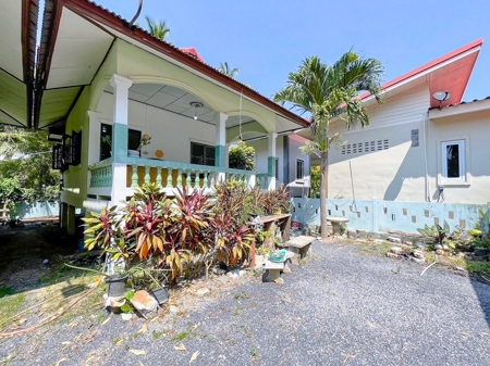 บ้านว่างให้เช่า - บ้านเดี่ยว 2นอน หัวถนน-ตลาดศาลเจ้ากวนอูสมุยหาบ้านพักใกล้ตลาดหัวถนนและ พร้อมเฟอร์นิเจอร์ >> เพียง 13,000-15,000 บาท/เดือนเท่านั้น! . หากคุณกำลังมองหาบ้านเช่าในพื้นที่เกาะสมุย ที่สะดวกสบายและอบอุ่น อย่าพลาดบ้านว่างสวยๆ พร้อมเฟอร์นิเจอร์ ให้เช่าที่มีทั้งสิ่งอำนวยความสะดวกและสถานที่ใกล้เคียงที่คุณต้องการ!. บ้านเดี่ยวขนาด 2 ห้องนอน 1 ห้องน้ำพร้อมเฟ