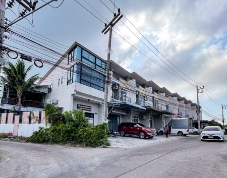  พื้นที่ให้เช่าสุดพิเศษในเกาะสมุย!  โอกาสทองสำหรับธุรกิจของคุณ!  ตึกแถว ห้องมุม - อาคารพาณิชย์ 2 ชั้น ใจกลางเมือง ติดถนนปลายแหลม ซอย8 เกาะสมุย รองรับทุกความต้องการของคุณ!.สำหรับการค้า กิจการ หรือออฟฟิศ -ห้องนอน 2 ห้อง -ห้องน้ำ 3 ห้อง -พื้นที่ใช้สอย 100 ตร.ม. . ทำเลที่ยอดเยี่ยม! - ใกล้สนามบินสมุย - เดินทางสะดวกสบายไปยังเฉวง, หาดเชิงมน, - และวัดพระใหญ่ปลายแหลม - ใกล้ร้านอาห