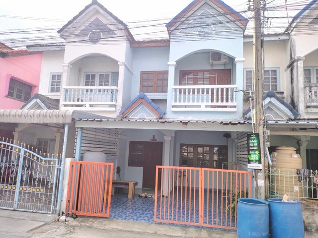 ทาวน์เฮาส์ 2 ชั้น  ขนาด 21 ตร.ว.ขาย 1,650,000 บาทที่ตั้ง : หมู่บ้านสมัครเพลส  ซ.พยอม20 ต.พยอม  อ.วังน้อย จ.พระนครศรีอยุธยา  13170สูง 2 ชั้น 3 นอน 2 นอน 1 ครัว 1 ห้องนั่งเล่นมีที่จอดรถ 2 คัน มุ้งลวด เหล็กดัด ม่านการตกแต่งชั้นล่างปูกระเบื้องชั้นบน  ปูกระเบื้องห้องนอนบูพื้นปาเก้ต่อเติมครัวด้านหลังหน้าบ้านต่อเติมโรงจอดรถทำเลดี  การเดินทางสะดวกตลาดทรัพย์พยอมตลาดโรงเกลือนวนครตลาดพระ