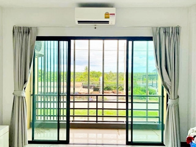 ฉะเชิงเทรา PTT Station แยกเทพราช เมกาโฮม ให้เช่าอาคารพาณิชย์ 3 ชั้น  ทำเลทอง แต่งครบพร้อมอยู่ 23ตรว. 200ตรม. 3นอน  4แอร์ ที่จอดรถ