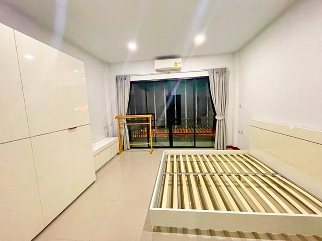 แยกเทพราช เมกาโฮม ฉะเชิงเทรา PTT Station ให้เช่าอาคารพาณิชย์ 3 ชั้น  ทำเลทอง แต่งครบพร้อมอยู่ 24ตรว. 210ตรม. 3นอน  4แอร์ ที่จอดรถ