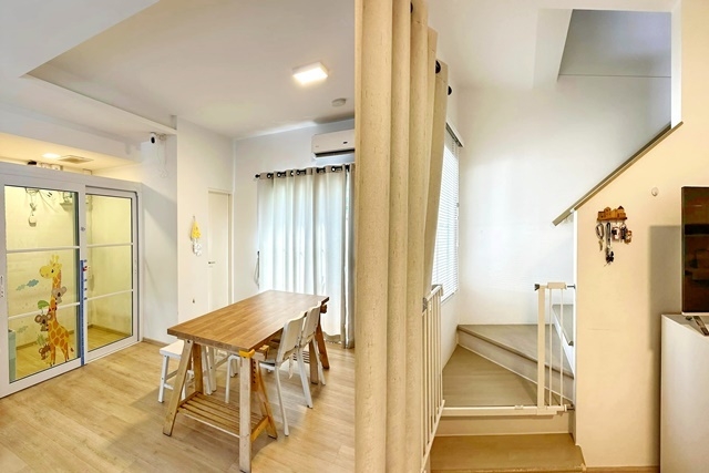 ใหม่สุด ไม่เคยอยู่  ให้เช่าทาวน์เฮ้าท์ 2 ชั้น บางนาตราด กม.7 indy 18ตรว. 110ตรม. เฟอร์ครบ พร้อมอยู่ 2นอน 3น้ำ 2จอดรถ 3แอร์ เมกา บางนา4