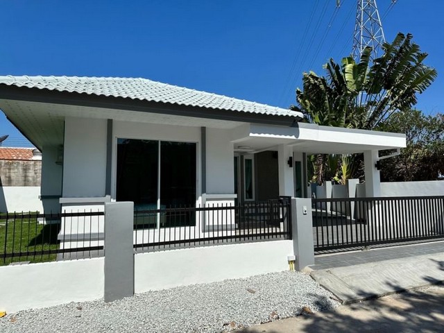 สนใจติดต่อสอบถาม TEL:061-979 5595 ดนิตาLine:https://line.me/ti/p/yxo92dHWP1ขายบ้านเดี่ยวชั้นเดี่ยวหลังหัวมุม หมู่บ้านรัตนากร 12 ซอยสยามคันทรี่คลับ พัทยา ทำเลดี ห่างจากตลาดไร่วนาสินธุิ์เพียง 400 เมตร ใกล้มอเตอร์เวย์ รายล้อมไปด้วยความสะดวกสบาย บนเนื้อที่ 64 ตรว. 2 หัองนอน 2 ห้องน้ำ ขายพร้อมเฟอร์นิเจอร์ตกแต่งเรียบร้อยพร้อมเข้าอยู่(ไม่รวมของตกแต่งชิ้นเล็ก)แถมฟรี- แอร์คอนดิชั่น 2 ตัว- ชุดเตียงนอน