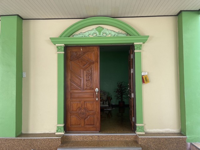  ขายบ้าน+โฮมออฟฟิต 3 ชั้นฝั่งธนบุรี วุฒากาส ซอย 15 สามารถทำเป็นออฟฟิต,ทำสตูดิโอ (เจ้าของขายเอง)พื้นที่ 57 ตารางวา ที่ใช้สอย375ตร.ม. โครงสร้างบ้านแข็งแรงเวอร์ๆ หล่อเหล็กในที่ พร้อมอิฐกันไฟ5ห้องนอนติดแอร์ทุกห้อง 5ห้องน้ำ- ห้องชั้น 1 มีห้องทำงาน 1 ห้อง ติดแอร์- ห้องนอน ชั้น 2 มี 2 ห้อง ห้องน้ำในตัว ห้องนอนหลักมีอ่างจากุดชี่- ห้องนอนชั้น 3 มี 3 ห้องนอน 2 ห้องน้ำ- ส่วนครัวมี ครั