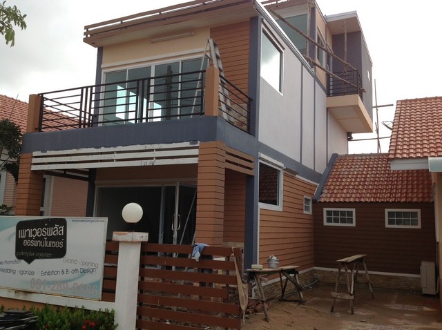 ขายบ้าน 3 ชั้น พร้อมเฟอร์นิเจอร์ ใจกลางเมืองสี่แยกอินโดจีน ต. สมอแข อ.เมือง จ. พิษณุโลก** โอกาสดี! บ้านสวย พร้อมเข้าอยู่ ใจกลางเมือง **(เจ้าของขายเอง)** รายละเอียดบ้าน**3 ชั้น 3 ห้องนอน 3 ห้องน้ำ 1 ห้องครัว 1 ห้องรับแขกพื้นที่ใช้สอย 120 ตารางวาเฟอร์นิเจอร์ครบครัน แอร์ ตู้เย็น เครื่องทำน้ำร้อน ทีวี ฯลฯที่จอดรถ 1 คัน ซอยร่มรื่น เงียบสงบ ใกล้ห้างสรรพสินค้าแมคโครสี่แยกอินโดจ