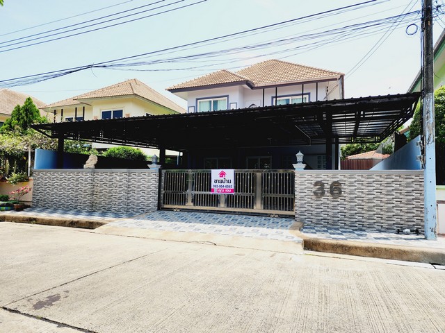 ขายบ้านเดี่ยว ลำลูกกา คลอง4 ขนาด 65 ตรว  **ขายราคา 4 ล้านบาท *** ลดจากราคาขาย 4.29 ล้านบาทขายบ้านเดี่ยวลำลูกกา - รังสิต คลอง4  ขนาด 65 ตรว มี 3  ห้องนอน 3 ห้องน้ำ  พร้อมเข้าอยู่  ตกแต่งต่อเติมให้เรียบร้อยแล้วที่ตั้ง : หมู่ 5 ลำลูกกา คลอง4  ถนนไสวประชาราษฎร์ ตำบลลาดสวาย อำเภอลำลูกกา จ. ปทุมธานี 12150 ขายบ้านเดี่ยว 65.4 ตรว   ถนนเมนในหมู่กว้างมาก วิ่งเข้าออกได้สบาย- พื้นที่ 200 ตรม- มี 3  ห้องนอ