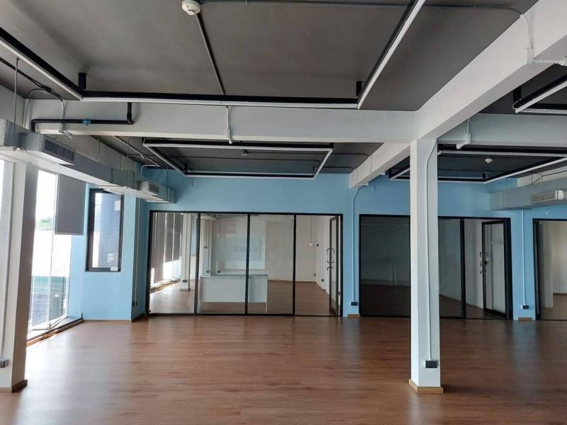 รหัสทรัพย์ R2968 ให้เช่า อาคารสำนักงาน ชั้น 3 มีลิฟท์ ใกล้ห้างโลตัสพระราม4 และรถไฟฟ้าใต้ดินศูนย์สิริกิตราคาเช่า : 68,000 บาท/เดือน ( ประกัน 2 ล่วงหน้า 1 เดือน ) สัญญาขั้นต่ำ 3 ปีติดต่อสอบถามข้อมูลและนัดชมสถานที่ :ติดต่อ : คุณเนย์ โทร : 084-3563945 Line : naynae7824อาคารสำนักงาน ชั้น 3 มีลิฟท์ ใกล้ห้างโลตัสพระราม4 และรถไฟฟ้าใต้ดินศูนย์สิริกิตพื้นที่ใช้สอย 200 ตารางเมตร มี 2 ห้องน้ำ แยก ชาย/หญิง 1 ท�