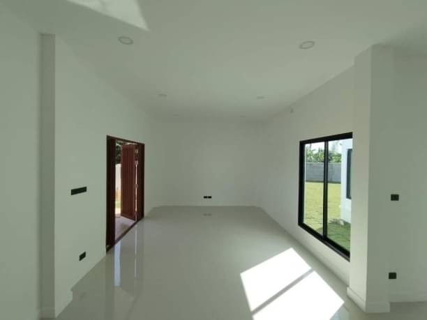 ราคาเริ่มต้นที่ 2.55 ล้าน เนื้อที่ 116 ตรว. ขัวมุง สารภี บ้านสร้างใหม่ สไตล์มินิมอล เนื้อที่กว้างขวาง บรรยากาศดี การเดินทางสะดวกสบาย