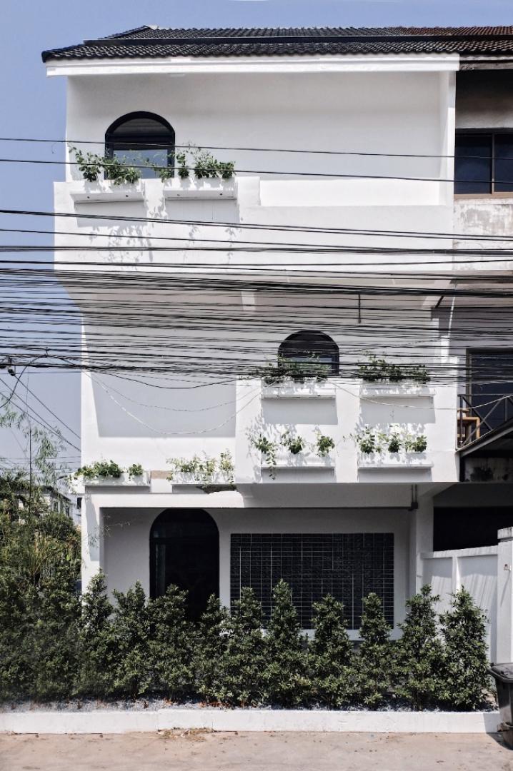 ให้เช่าโฮมออฟฟิศ 3.5 ชั้น ใกล้สถานี BTS รัชโยธิน และสถานี MRT ลาดพร้าว ขนาดพื้นที่ใช้สอย 265 ตารางเมตร 3 ห้องน้ำ จอดรถได้ 6-8 คัน