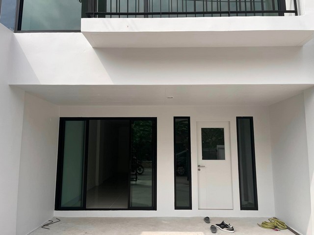 ให้เช่าโฮมออฟฟิศสร้างใหม่3 ชั้น  สุขุมวิท70/5 โครงการ Decoเนื้อที่ 21 ตารางวา พื้นที่ใช้สอย 200 ตารางเมตร ห่างบีทีเอสแบริ่ง300เมตร