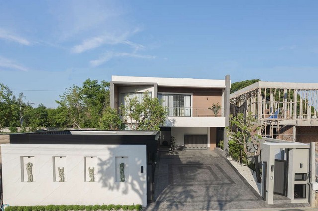 บ้านเดี่ยวเชียงใหม่หลังใหญ่ 4 ห้องนอน Pool Villa ติดถนนรอบเมืองเชียงใหม่ อำเภอเมืองเชียงใหม่ ไปสนามบินเพียง 15 นาที