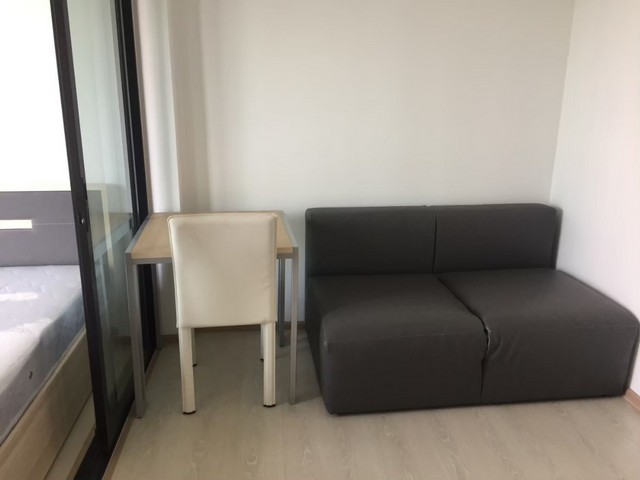 โครงการ : ดิเอ็กเซล คูคต (The Excel KhuKhot)ที่ตั้ง : ต.คูคต อ.ลำลูกกา จ.ปทุมธานีสูง : 8 ชั้นอาคาร : Cห้องอยู่ชั้นที่ : 5พื้นที่ใช้สอย : 25 ตารางเมตรห้องนอน : 1 ห้องห้องน้ำ : 1 ห้องห้องอื่นๆ : 1 ห้องนั่งเล่น, 1 ห้องครัวจอดรถได้ : 1 คันรายละเอียดเพิ่มเติม ของแถม:เครื่องปรับอากาศเฟอร์นิเจอร์บิวท์อิน (เตียง 5 ฟุต, โต๊ะเครื่องแป้ง, ตู้เสื้อผ้า, ชั้นวางโทรทัศน์, เคาน์เตอร์ครัว, ชั้นเก็บของ) ค่าส่วน